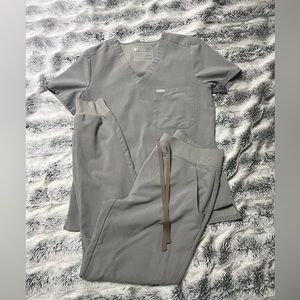 Gray Fig scrub set. XS top and Small jogger